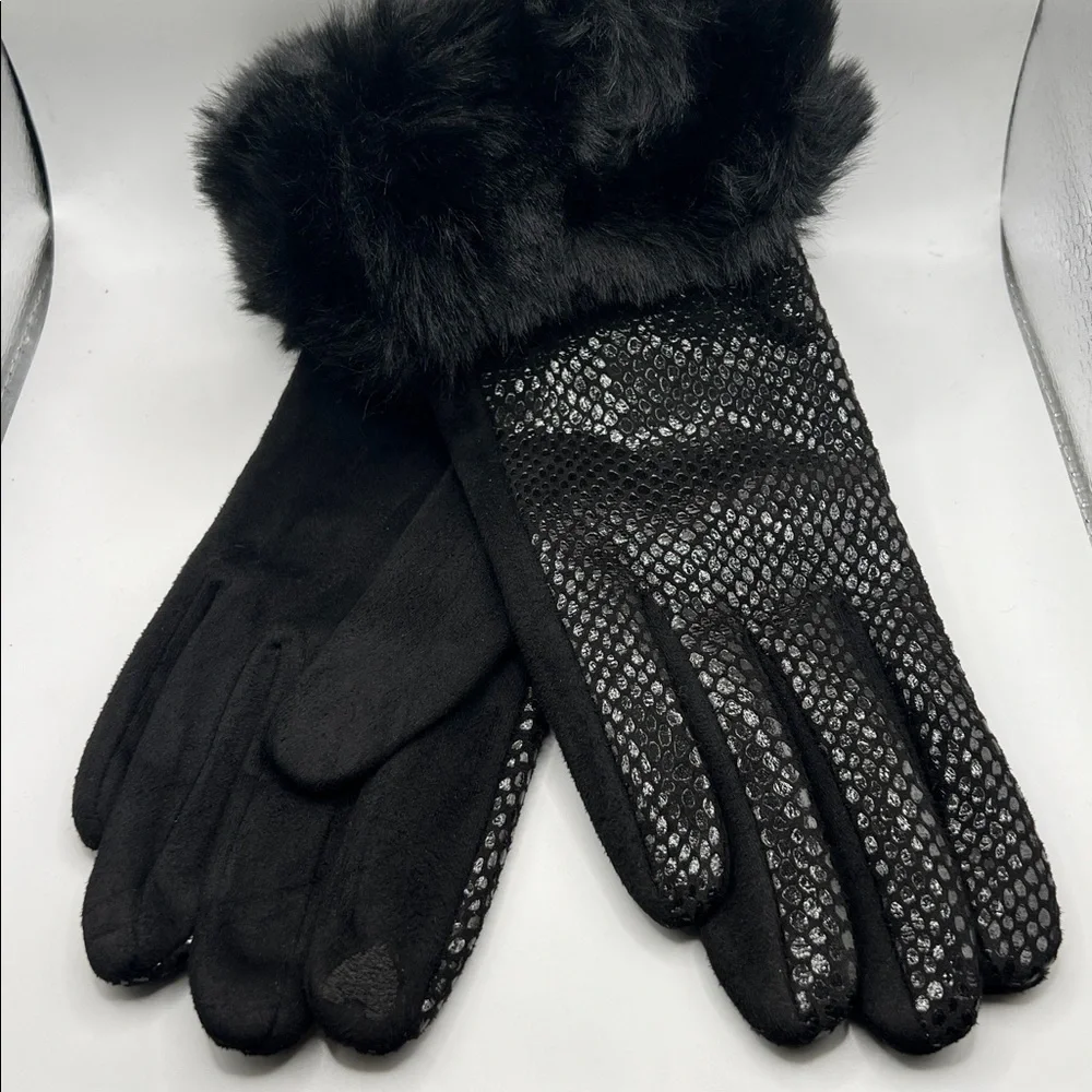 716. Elegant Black Fur-Trimmed Gloves